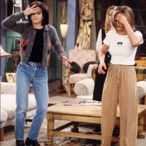 𝔽𝕣𝕚𝕖𝕟𝕕𝕤 𝕞𝕪𝕤𝕥𝕖𝕣𝕪 𝕓𝕠𝕩